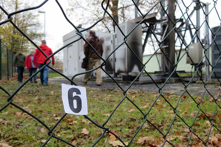Beamte des polizeilichen Terrorismus- und Extremismus-Abwehrzentrums inspizieren den Tatort.