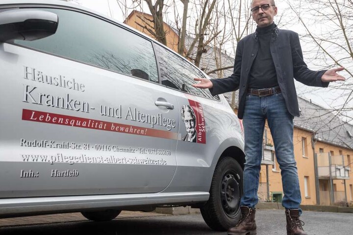 Es geht nicht anders: Unternehmer Hartleib und seine Frau bei der Wochenplanung. Sie muss wegen kranken Kollegen für drei Doppeldienste ran.