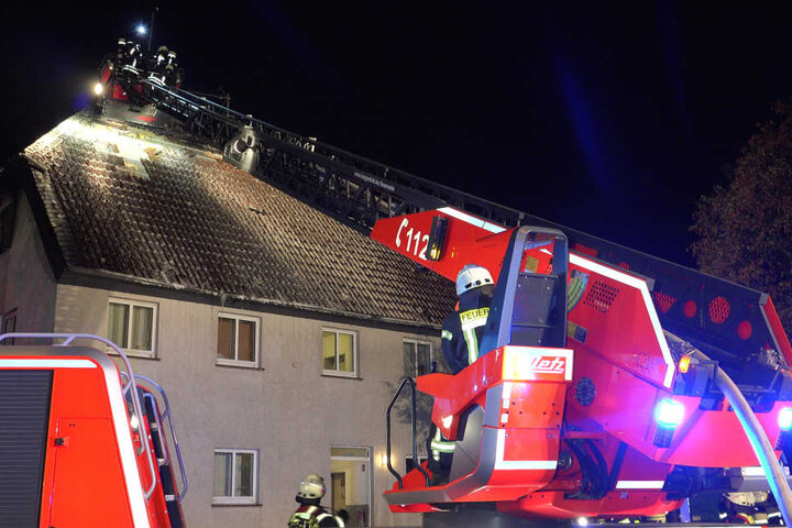Die Feuerwehr löschte den Brand in der Asylunterkunft in Langenfeld.