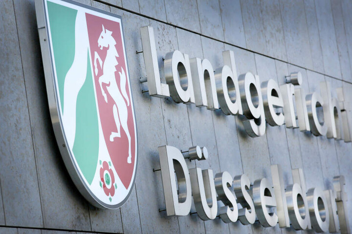 Die Aufschrift "Landgericht Düsseldorf" am Gebäude des Landgerichtes auf der Werdener Strasse.