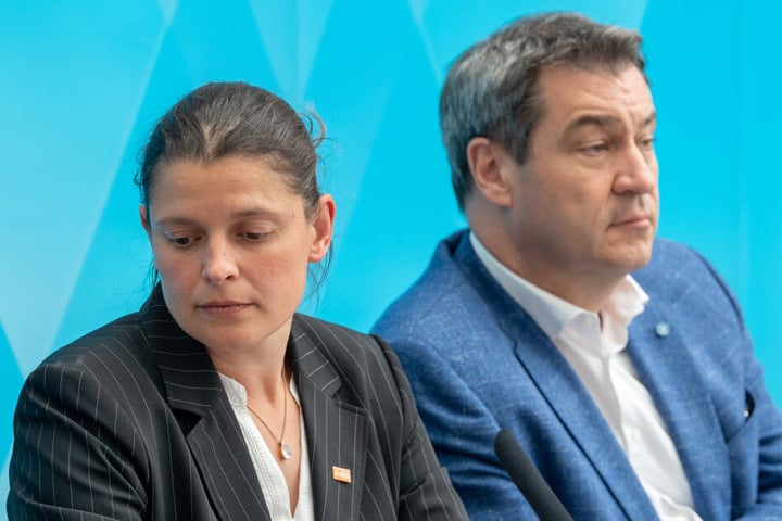 Agnes Becker (ÖDP), Landesbeauftragte des Volksbegehrens "Rettet die Bienen" sitzt mit Ministerpräsident Markus Söder (CSU) an einem Tisch.