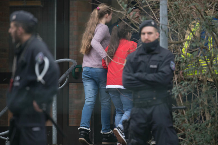 Die andere Schüler wurden in Sicherheit gebracht.