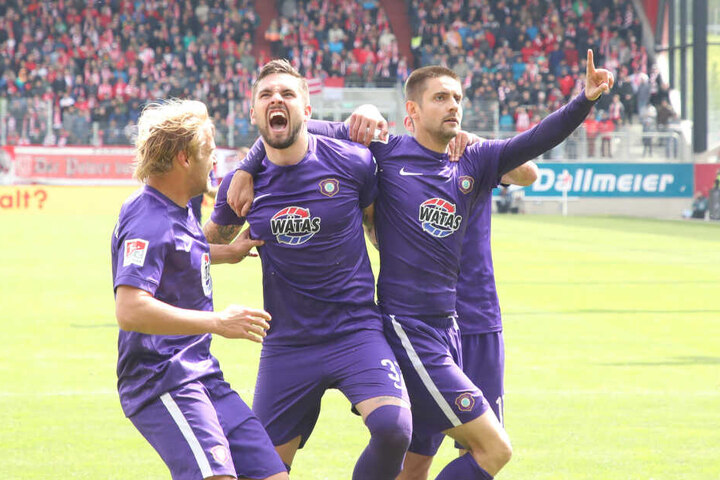 Pascal Testroet und Dimitrij Nazarov feiern ihre Tore. Philipp Riese macht später mit dem 3:1 den Sieg der Veilchen perfekt.