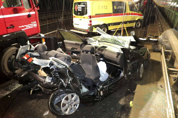 Drei Frauen wurden in dem VW eingeklemmt, für eine 61-Jährige kam jede Hilfe zu spät.
