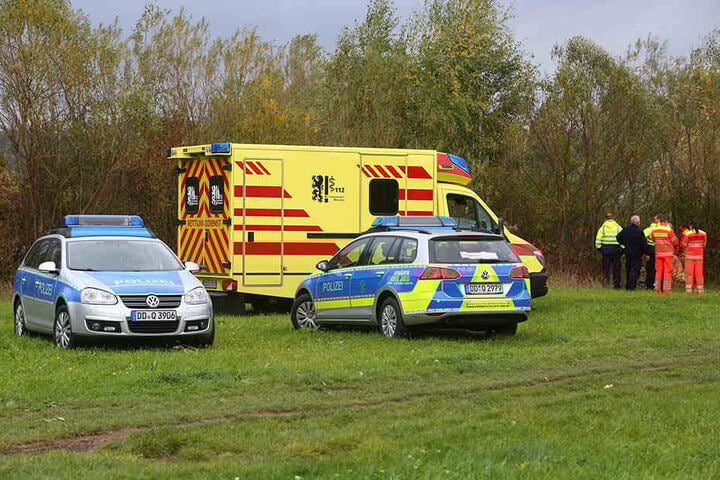 Polizei und Rettungskräfte an der Unfallstelle.