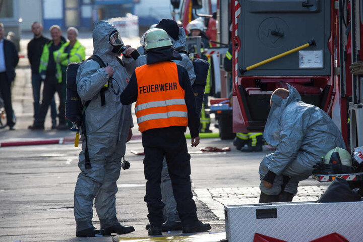 Die Feuerwehr und ein ABC-Erkundungstrupp sind vor Ort.
