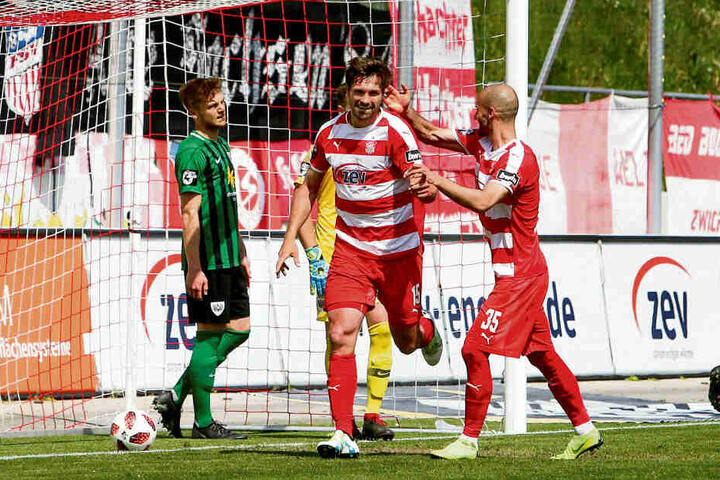 Im Vorjahr jubelten sie noch gemeinsam: FSV-Sturmtank Ronny König (l.) und Nico Antonitsch.