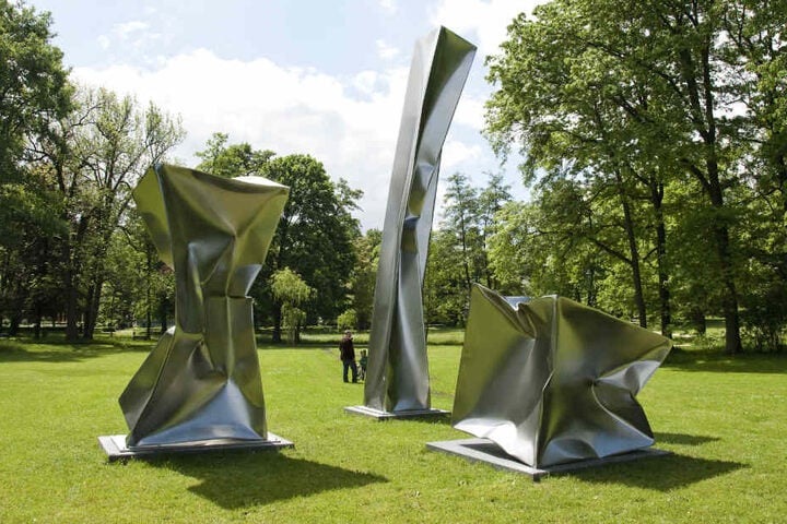 Das Bild zeigt die Skulpturen "Three Equal Volumes" des Künstlers Ewerdt Hilgemann in Bad Homburg.