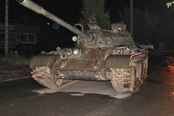 Im Rausch konnte der Mann dem T-55 offenbar nicht widerstehen.