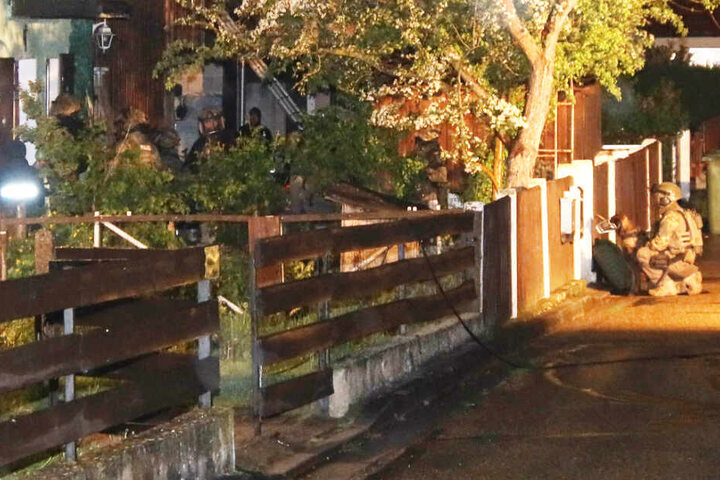 Ein alarmiertes Sondereinsatzkommando der Polizei musste das Haus in der Nacht stürmen.