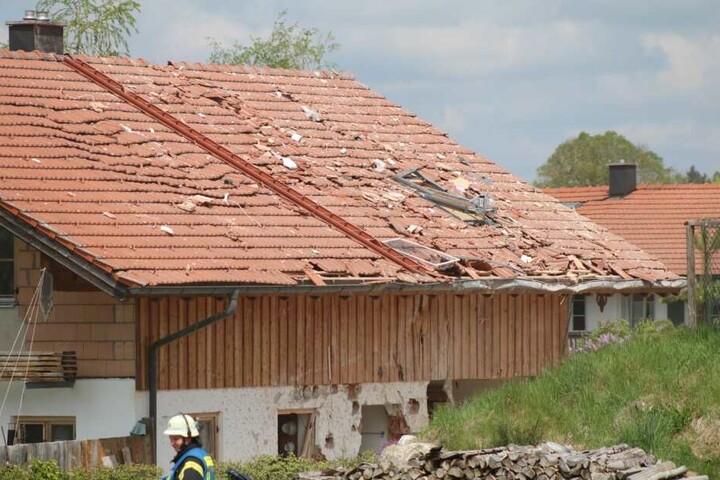 Durch die Explosion wurden auch die Nachbarhäuser beschädigt.