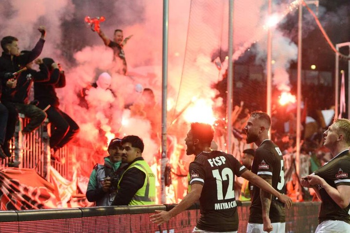 Mit einem Pyro-Feuerwerk feiern St. Paulis Fans den Derby-Sieg.