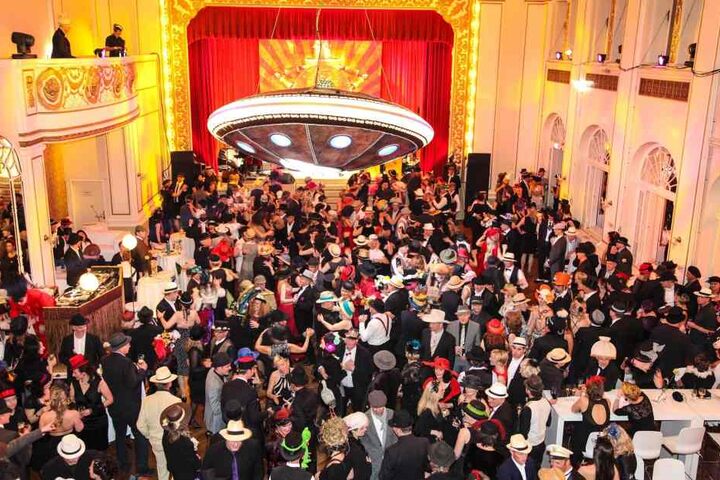 Pures Amüsement: Auf dem Hutball und der Party tanzen über 3000 Fans im
Parkhotel. Allesamt mit Hut.