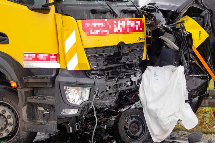 Ein Müllfahrzeug und ein Auto sind auf der Staatsstraße 2335 in Bayern frontal kollidiert.