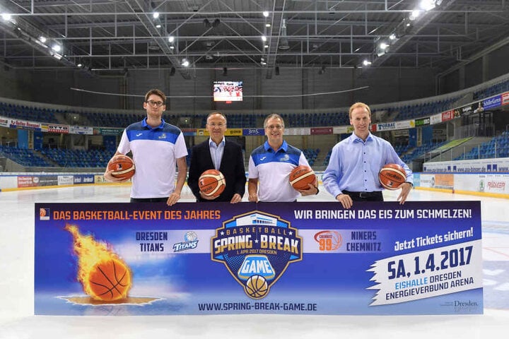 Titans-Kapitän Walter Simon, Dresdens Sportbürgermeister Dr. Peter Lames, Titans-Geschäftsführer Peter Krautwald und Niners-Präsident Martin Schuster posieren mit der Werbebande für das Spring Break Game.