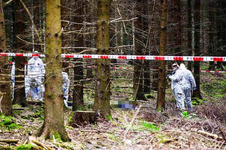 Genau wie bei der Mutter wurden auch am Sohn keine äußeren Verletzungen entdeckt. Er trug sogar noch seine Brille.