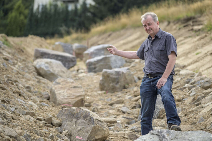 Naturschützer Tobias Mehnert (58) ist entsetzt über das breite Bett für einen kleinen Bach.