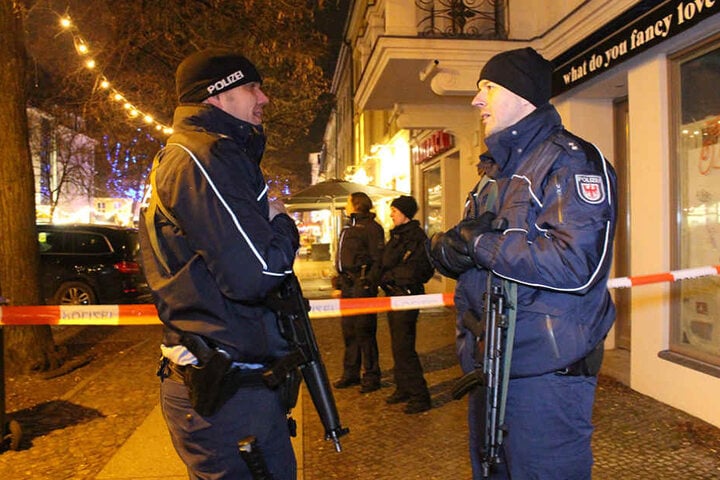 Polizeibeamte während der Evakuierung in Potsdam, nachdem eine Paketbombe gemeldet wurde.
