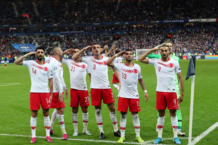 Während des EM-Qualifikationsspiels Frankreich gegen Türkei salutieren türkische Spieler nach einem Treffer.