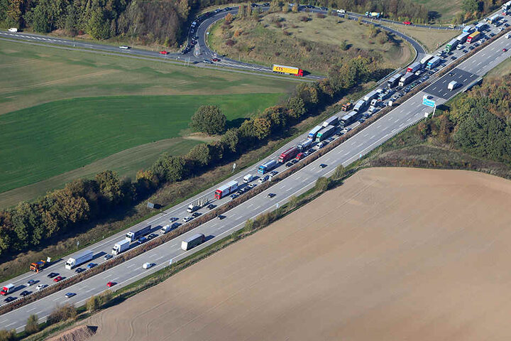 Durch die Vollsperrung staute es sich auf der A4 in Richtung Erfurt auf mehrere Kilometer.