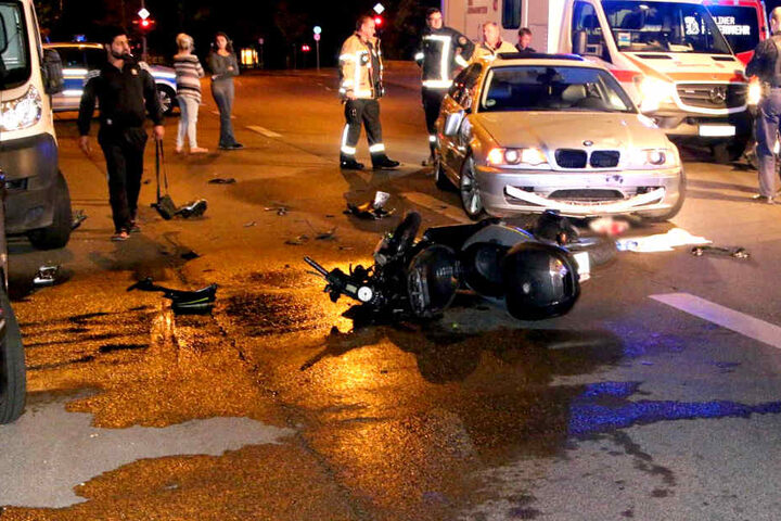 Ein BMW ist frontal in einen Motorroller gekracht.