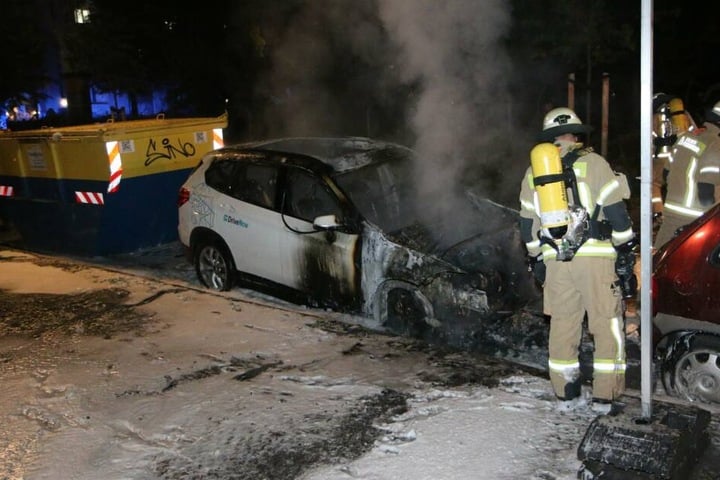Die Feuerwehr bei Löscharbeiten in Neukölln.