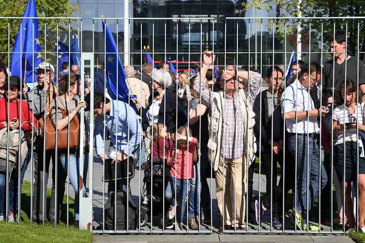 Vor dem Kanzleramt warteten viele Europabefürworter, um Macron willkommen zu heißen.