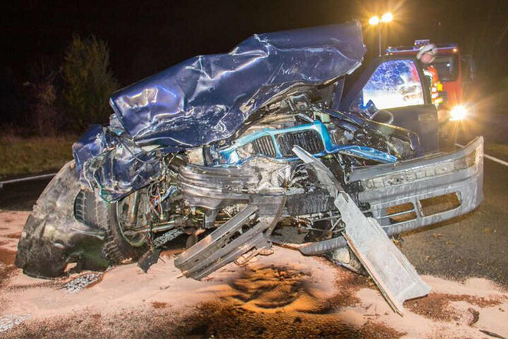 Der BMW wurde bei dem Unfall vollkommen demoliert.