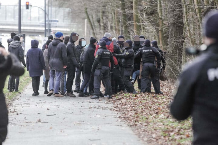 Die Polizei kontrolliert Personen am Heidefriedhof.