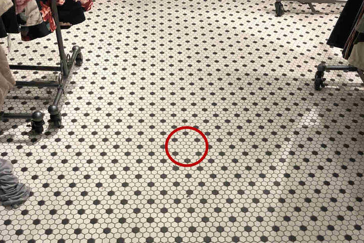 Hier fehlt eine schwarze Fliese.