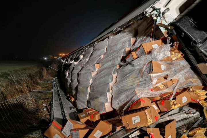 Der Brummi verlor bei dem Unfall einen Teil seiner Ladung.