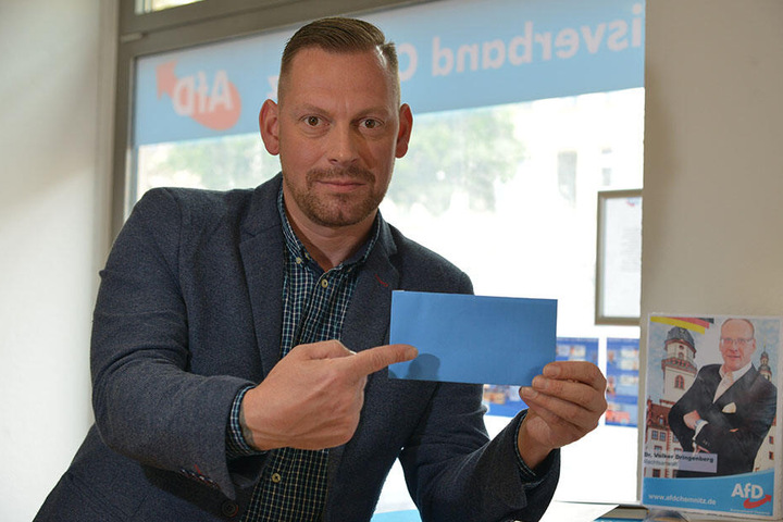 Lars Franke (43, AfD) steht für Fragen im Chemnitzer Wahlbüro zur Verfügung.