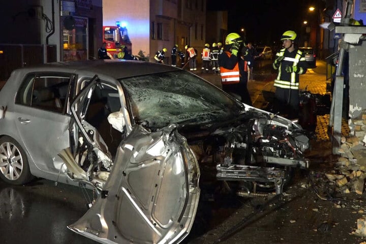 Bei dem Aufprall gegen eine Mauer wurde der gesamte Motor aus dem VW gerissen.
