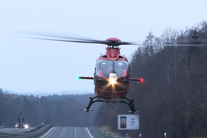 Auch ein Rettungshubschrauber war bei dem Unfall im Einsatz, die Autobahn musste dafür kurzzeitig gesperrt werden.