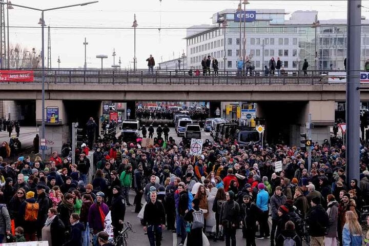Die Rechten haben den Hauptbahnhof in Dresden erreicht, Protest von den Gegnern nun auch hier.