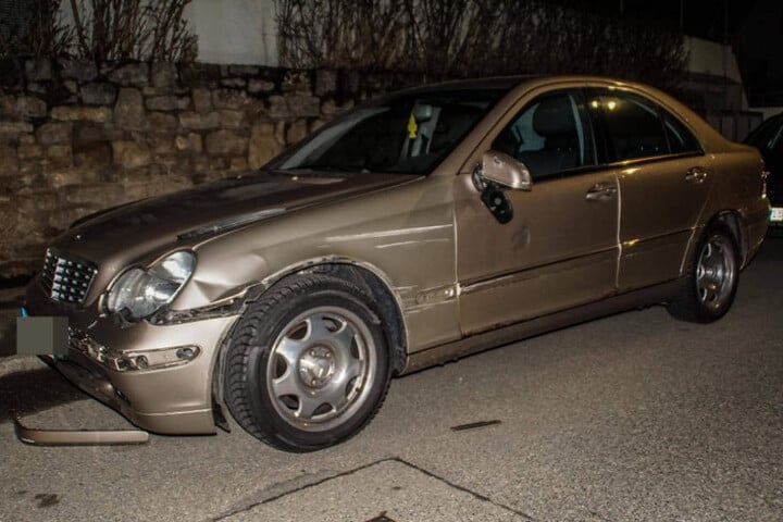 Ein Mercedes, den der Lkw schrammte.