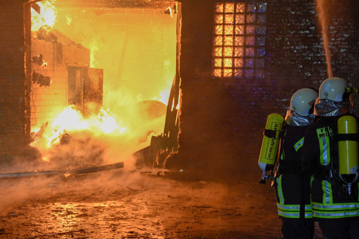 Feuerwehrleute kämpfen in Mühlenrade gegen die Flammen.