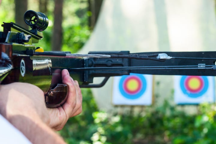 Ein 20-Jähriger hatte im Garten seines Onkel das Schießen mit der Armbrust geübt. (Symbolbild)