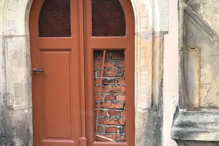 Diese Holztür zertrümmerte der Wüterich bei seinem Anfall.