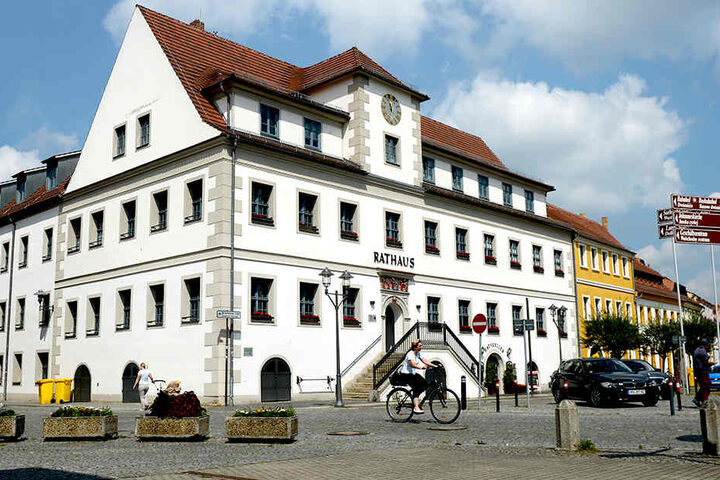 Schönes Rathaus, klamme Kasse. Der Marktplatz von Hoyerswerda.