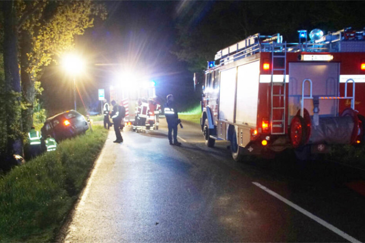 Einsatzkräfte an der Unfallstelle heute Nacht.