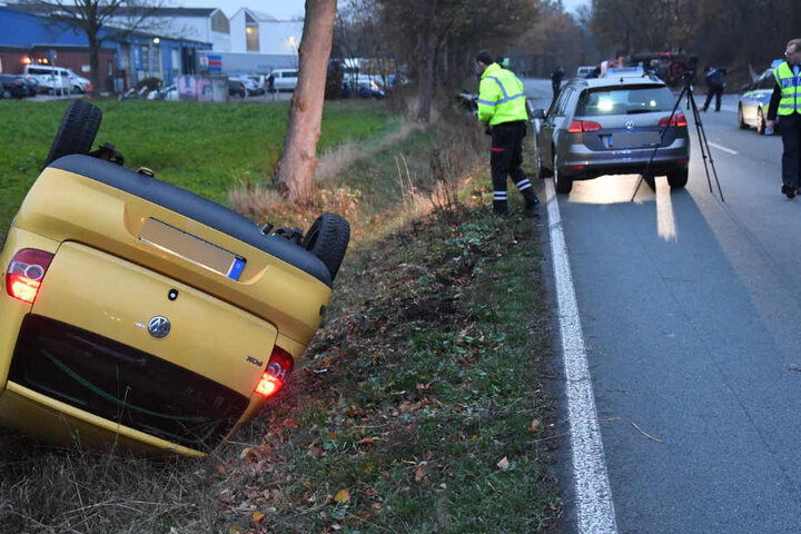 Auch der andere Wagen wurde in den Straßengraben geschleudert.