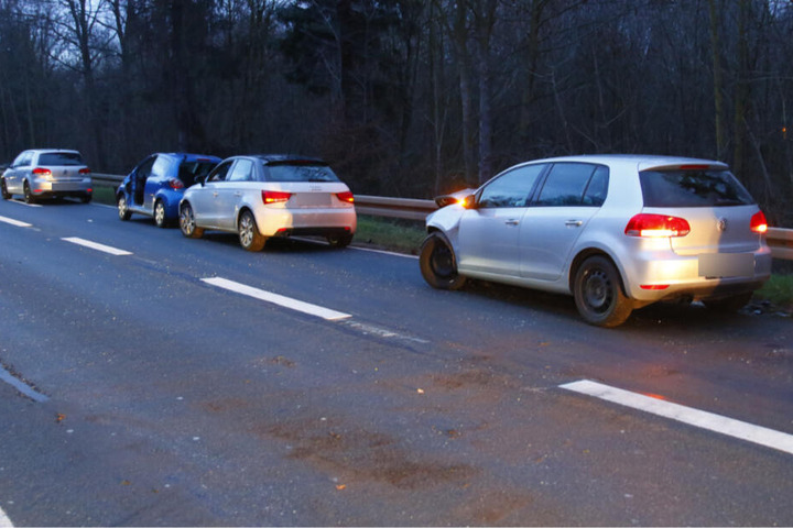 Vier der fünf beteiligten Fahrzeuge im Bild.