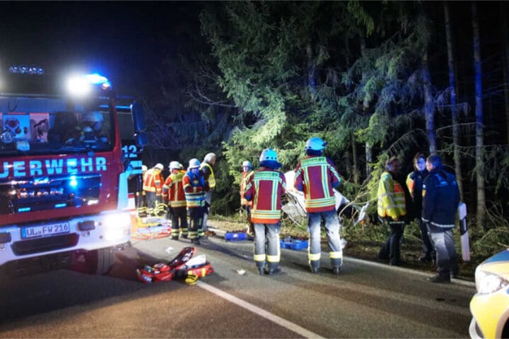 Einsatzkräfte in der vergangenen Nacht an der Unfallstelle.