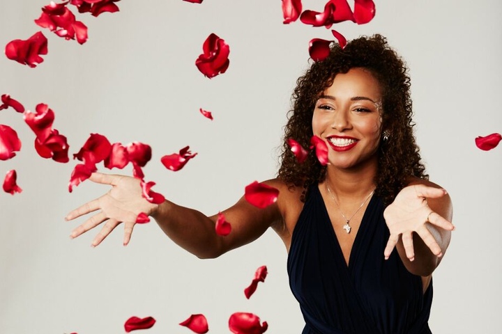 Mit viel Herz, Humor und ein bisschen Quatsch im Kopf möchte der Familienmensch Linda den Bachelor begeistern (Foto: TVNOW/Arya Shirazi).
