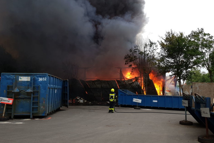 Ein Feuerwehrmann am Einsatzort.
