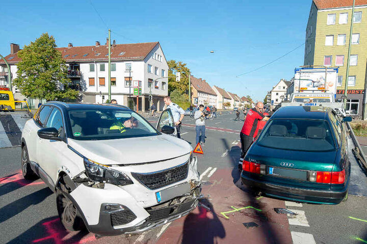 Beide Wagen mussten nach dem Crash abgeschleppt werden.