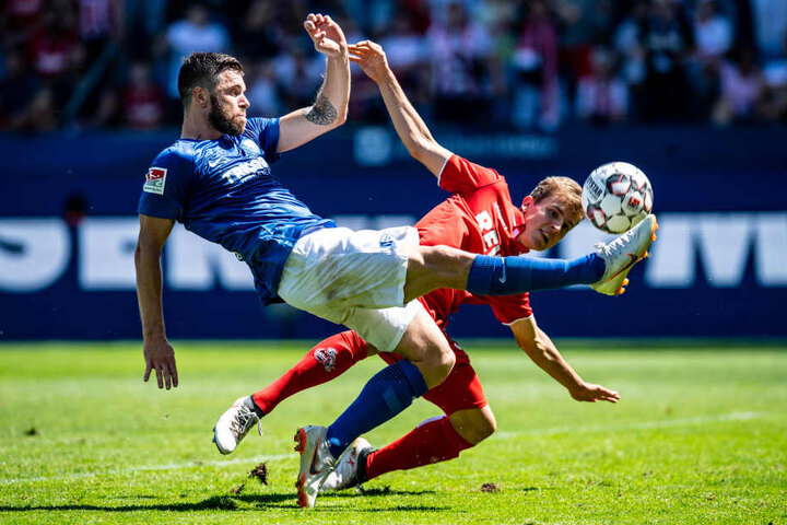 Niklas Hauptmann (22, r.) durfte am 1. Spieltag in Bochum (4. August) ran, saß danach aber meistens nur auf der Bank.