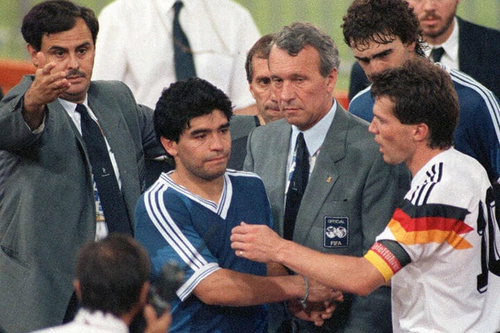 Zwei Fußball-Ikonen unter sich: Lothar Matthäus (58, r) und Diego Maradona (58, M).