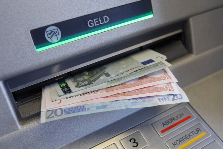 Die mutmaßliche Diebin holte bei einer Bank Geld ab.